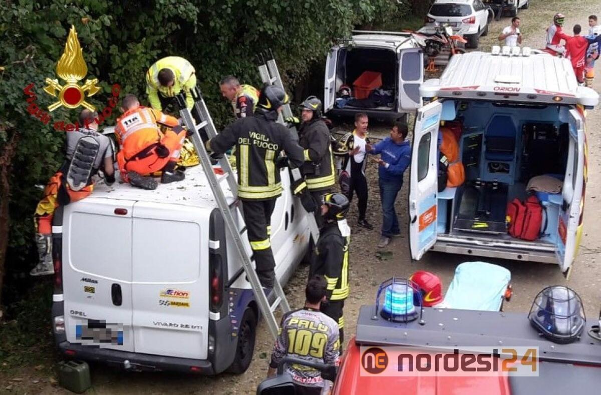 Caneva (Pn). Motocross, salto non riuscito: atterra su un furgone - 