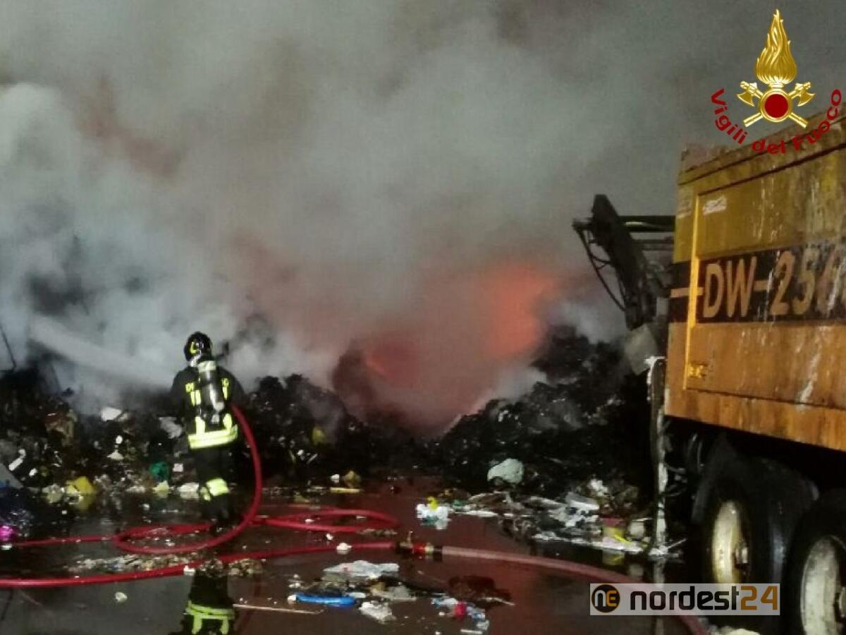 Aviano. Vasto incendio al deposito della SNUA - 