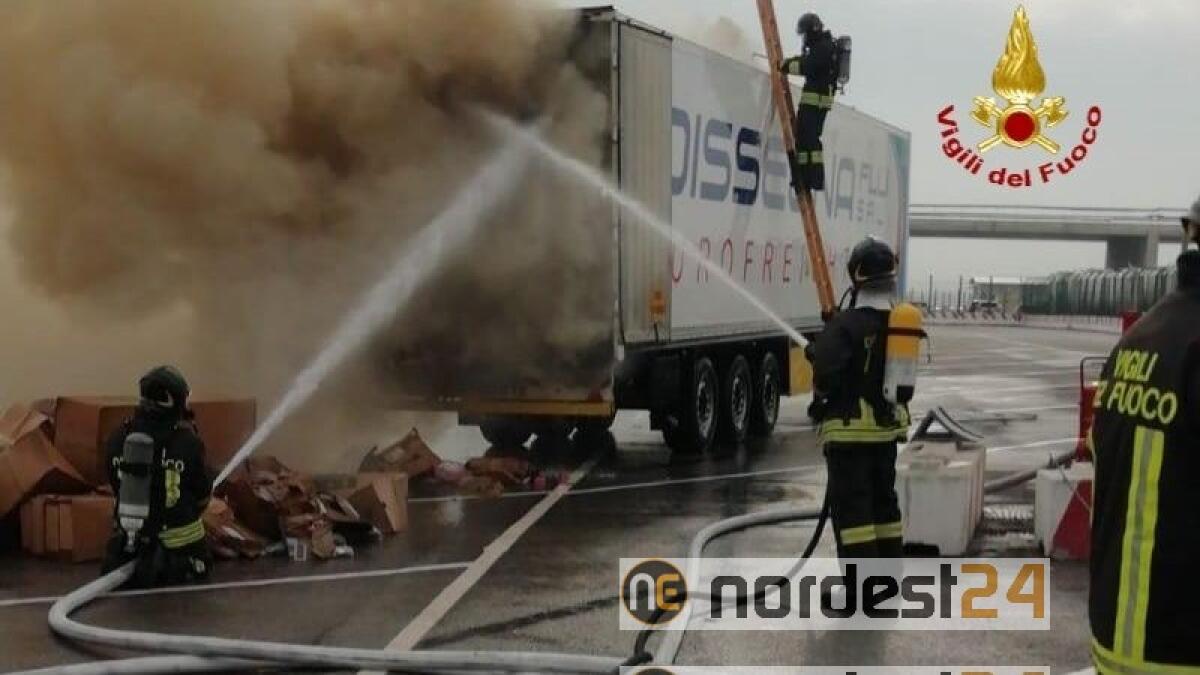 Fusina, Venezia. Incendio nel container del semirimorchio - 