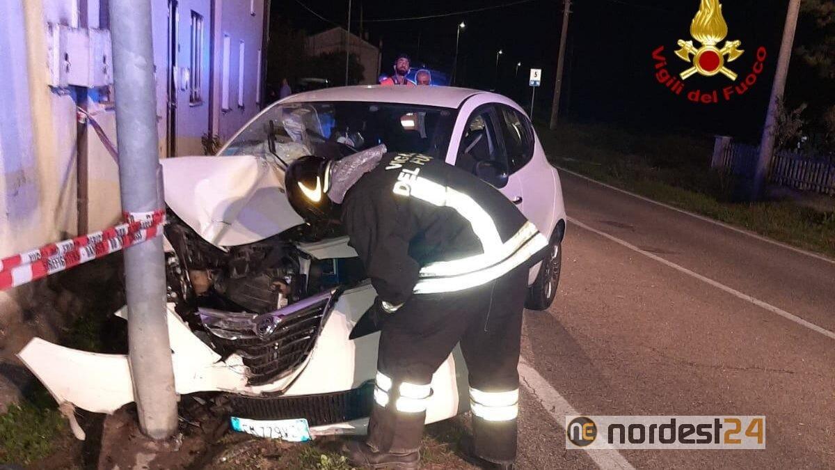 Incidente a Megliadino San Vitale, auto contro palo: ferita 37enne - 