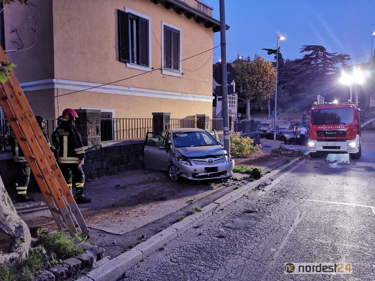 Schianto all'alba contro il palo dell'illuminazione pubblica - 