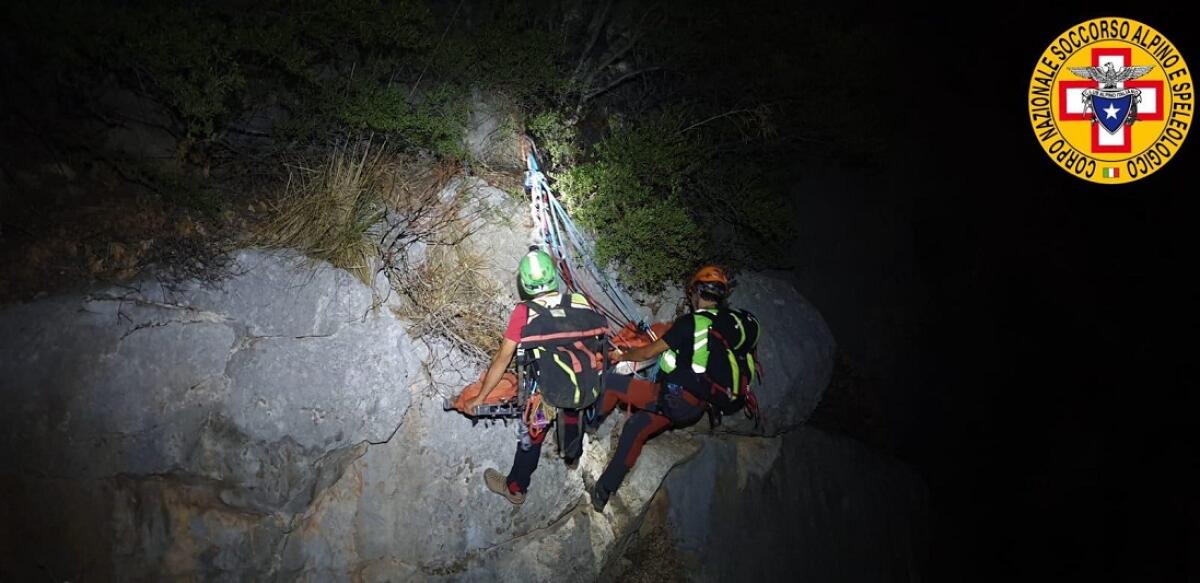 Finisce nella scarpata per 100 metri con la e-bike: 23enne ferito - 