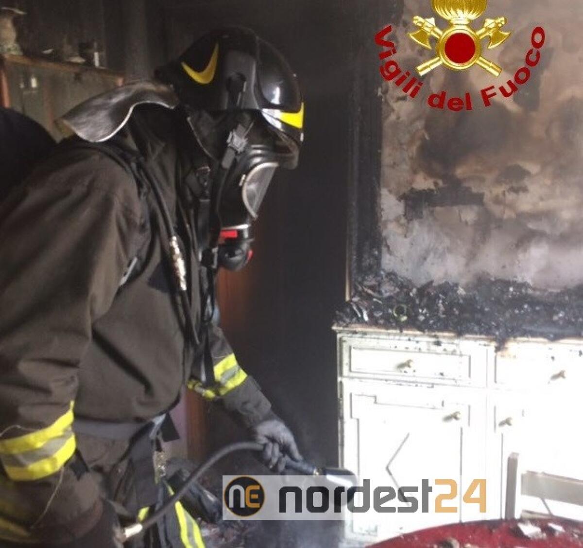 Meduno. Guardano la tv quando all'improvviso prende fuoco: fiamme in casa - 