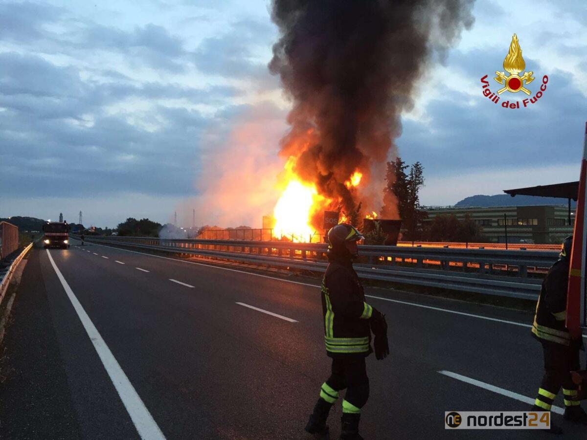 Incendio in A4: a fuoco una macchina fresatrice - 