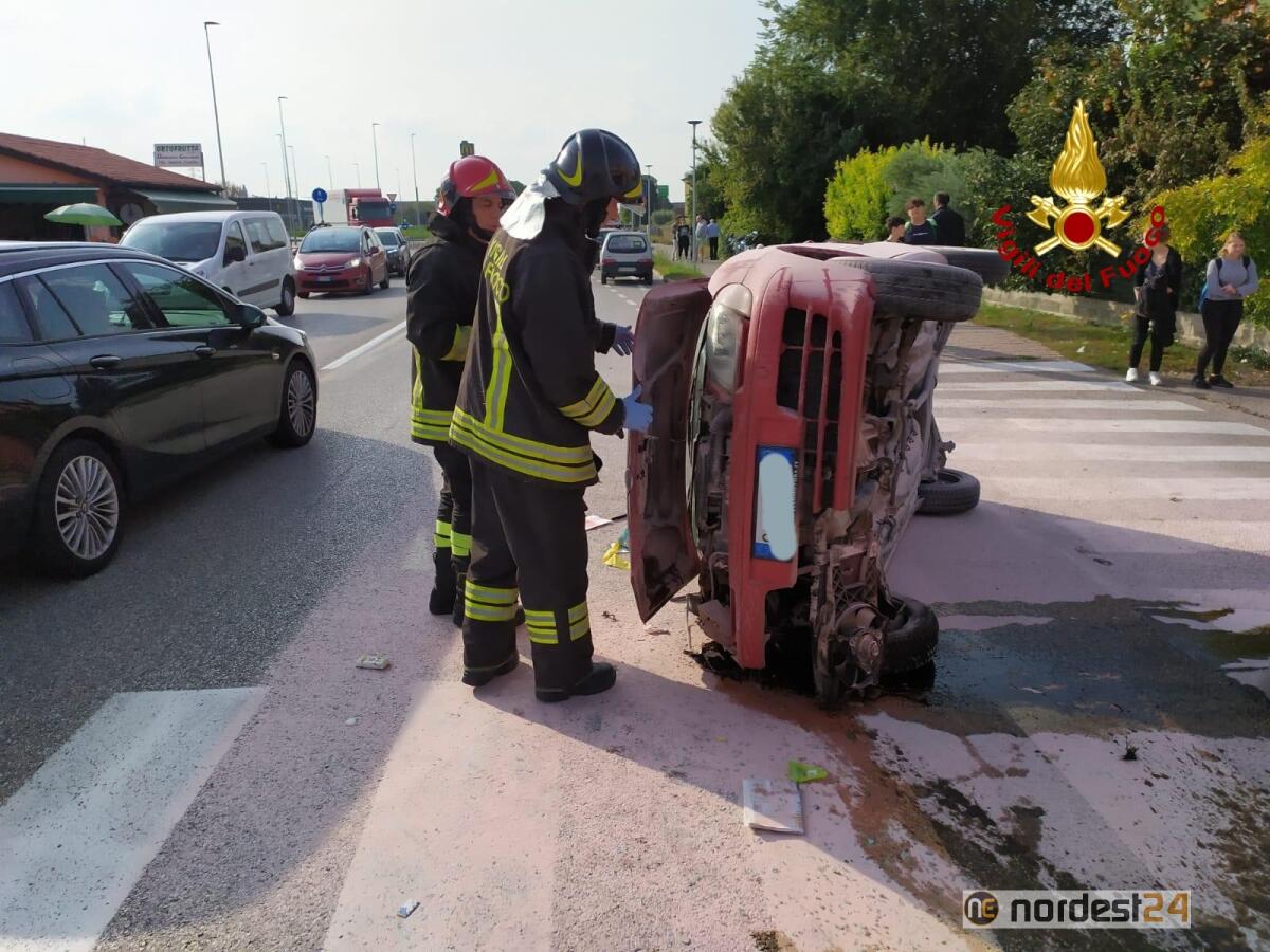 Perde il controllo dell'auto e si ribalta sul fianco: ferite 2 ragazze e un cane - 