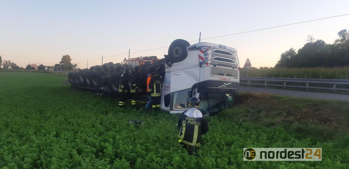 Varmo. Cede il ciglio stradale ed il camion si ribalta: autista incastrato - 