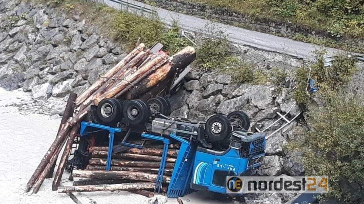 Pontebba. Camion carico di legname si ribalta - 
