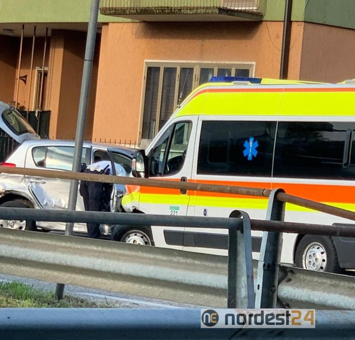 Ambulanza si scontra con un'auto: infermiera e conducente feriti - 