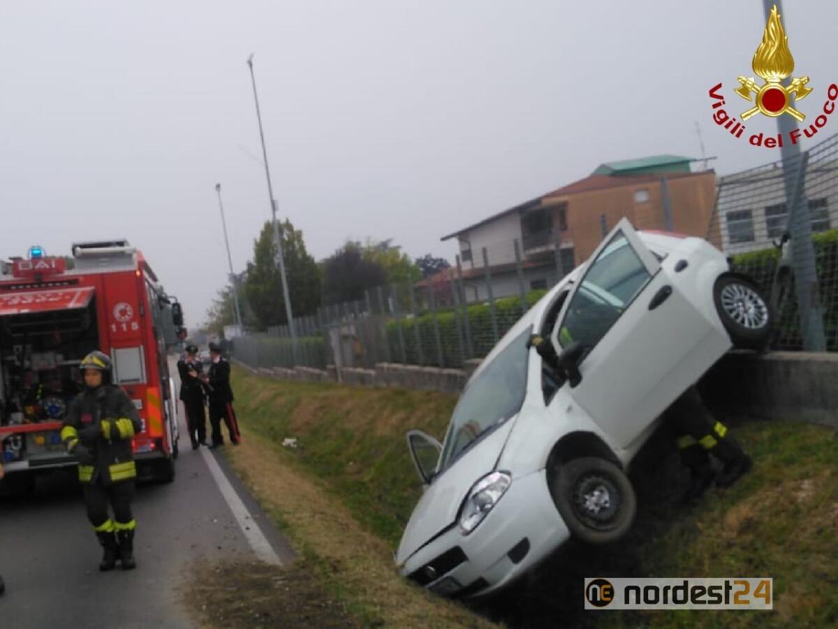 Incidente a Roveredo: ragazza finisce con l'auto nel fossato - 