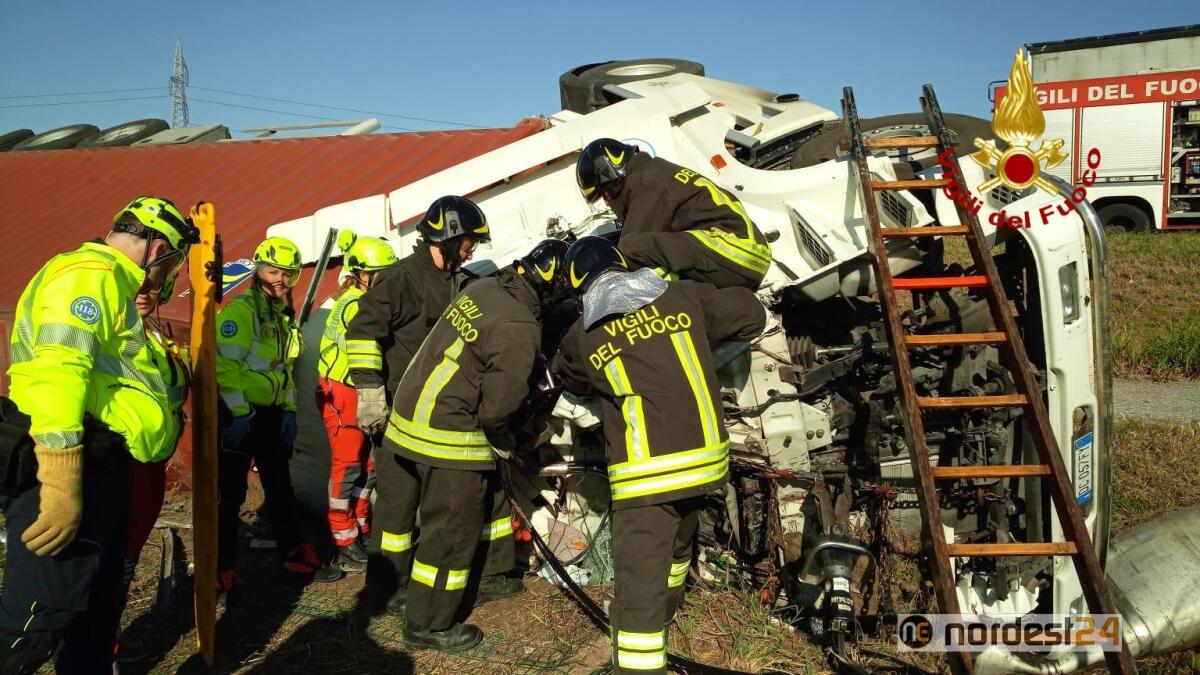 Incidente in A4: Tir si rovescia, autista incastrato nella cabina - 
