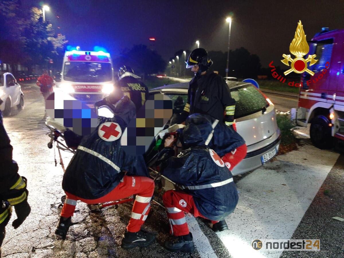 Incidente tra due auto:  una persona incastrata tra le lamiere - 