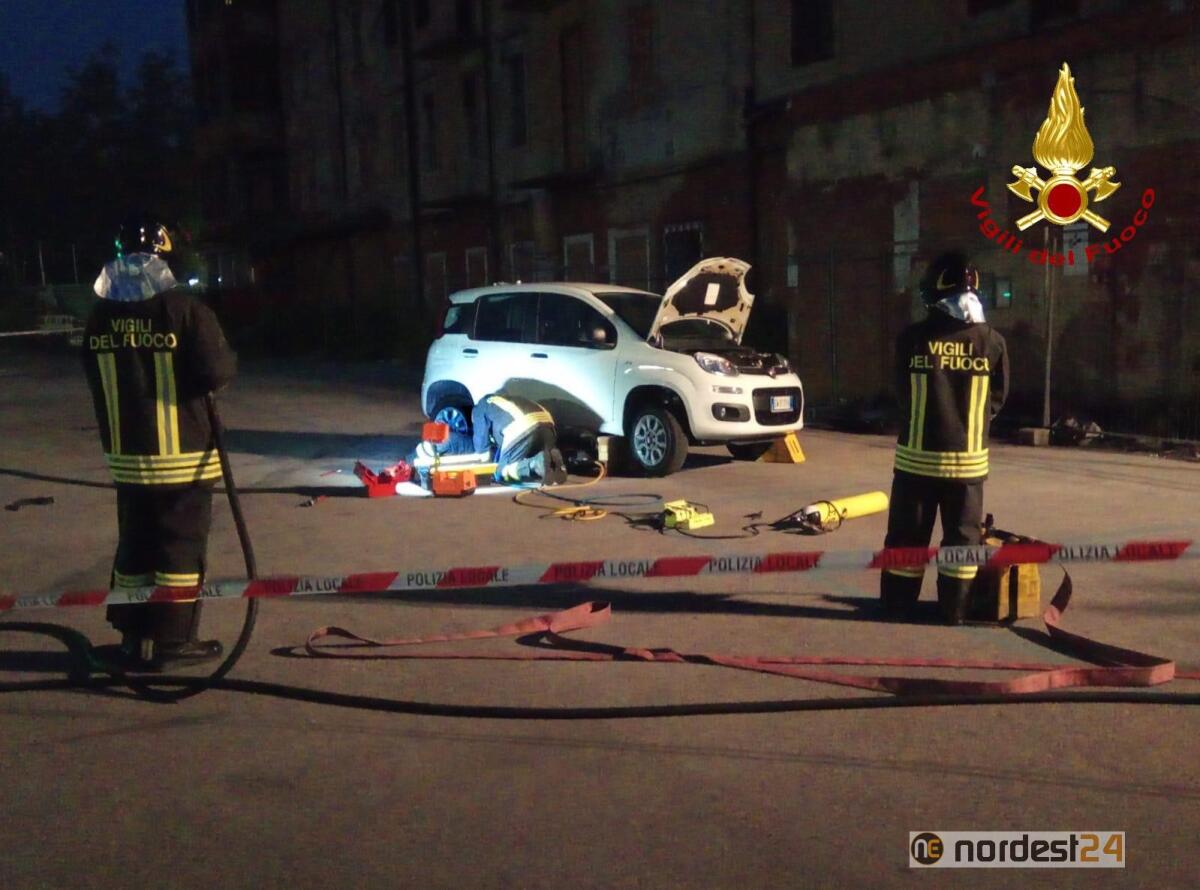 Fuga di gas metano da un'auto: intervento in corso - 