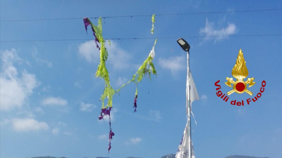 Parapendio sui fili della tensione a 20.000 volt: la vela si incendia, pilota miracolato - 
