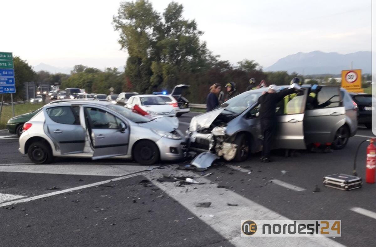 Tavagnacco. Incidente tra due auto all'entrata della tangenziale - 