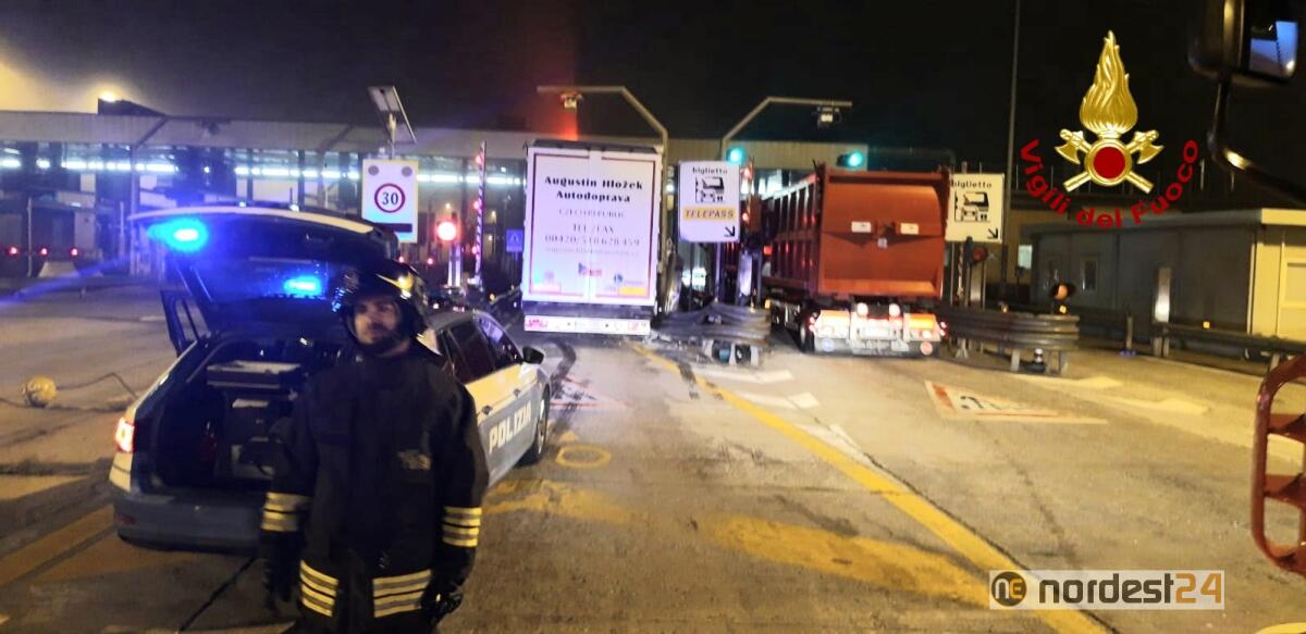 Portogruaro. Camion contro il guardrail al casello dell'autostrada - 