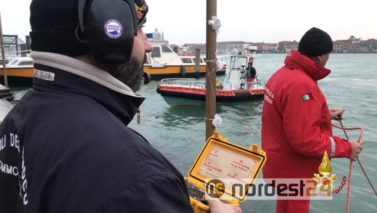 Venezia. Edicola sradicata dal vento individuata nel canale della Giudecca - 