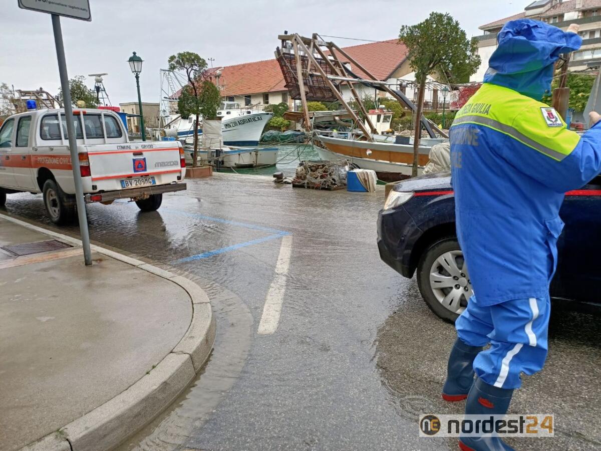 Maltempo, mareggiata a Grado - 