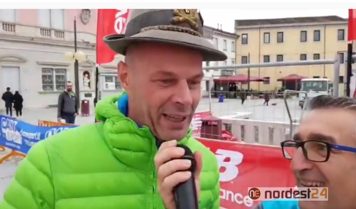 Gianluca Pagazzi corre con il suo immancabile cappello di Alpino - 