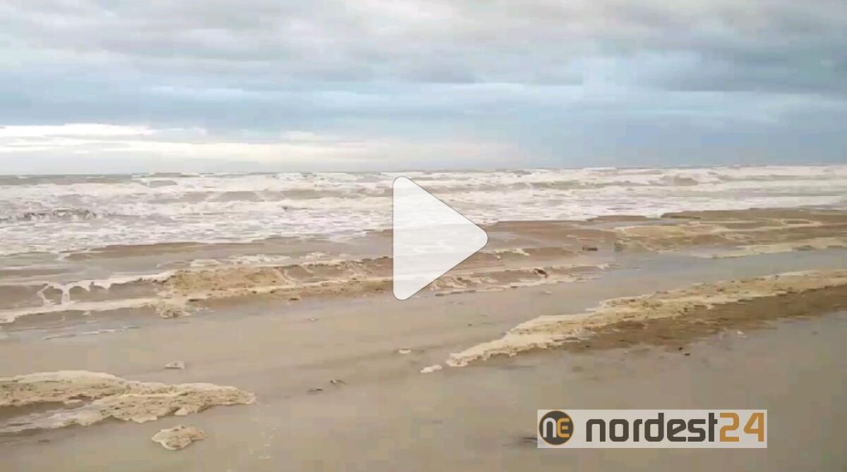 A Bibione forte vento di scirocco, il mare invade parte della spiaggia - 