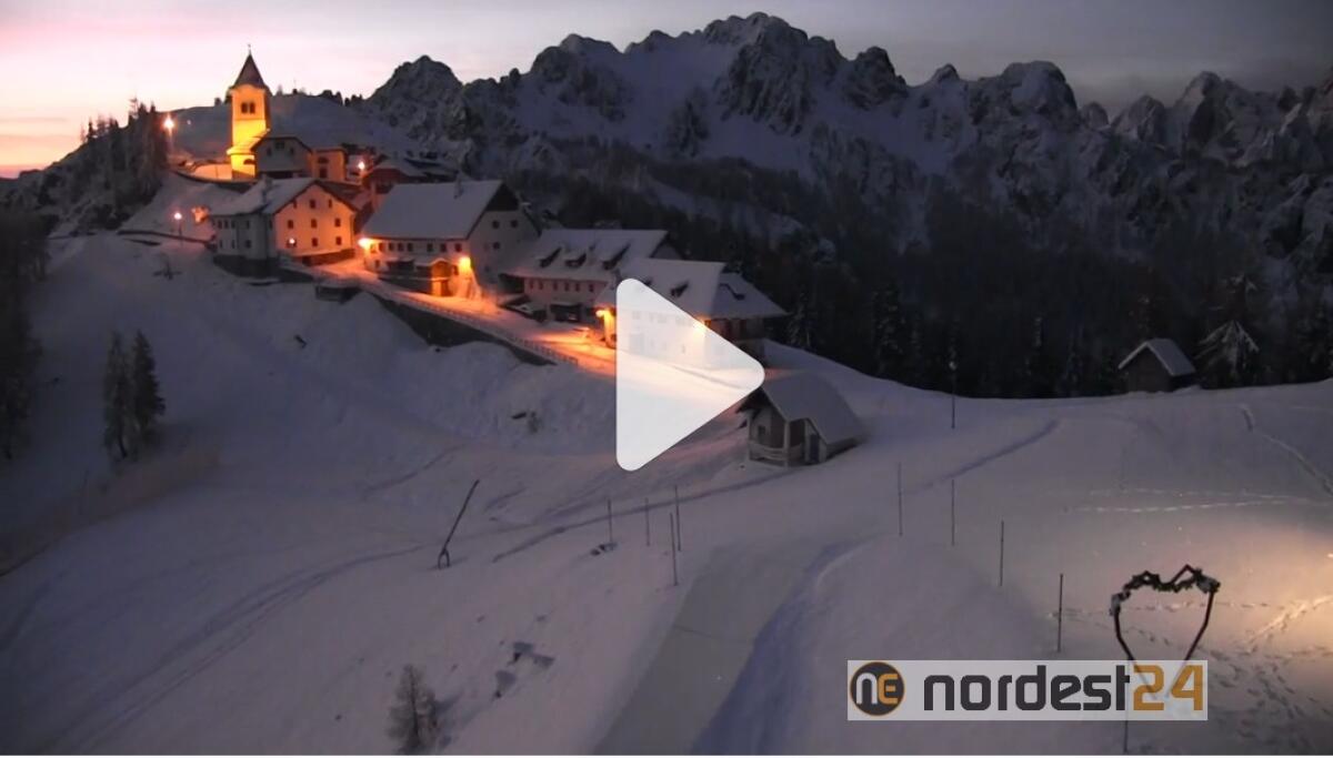 La magia dell'alba sul Monte Lussari   a Tarvisio 11 novembre 2019 - 