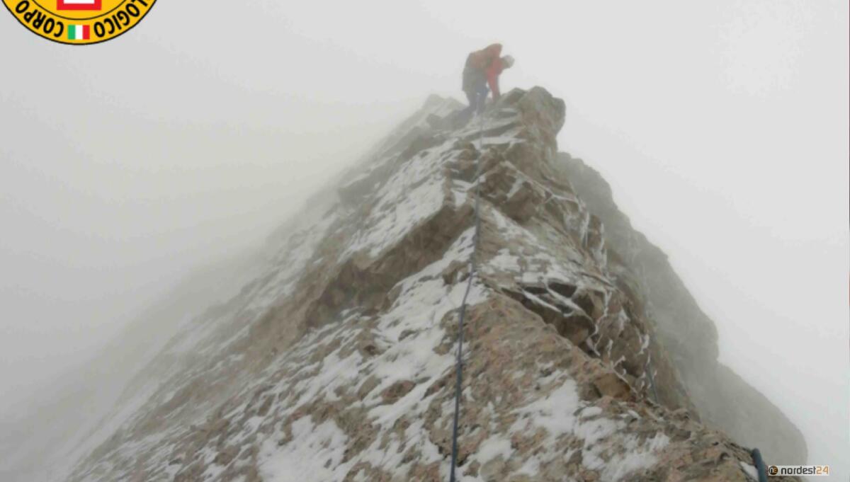 Raggiunti gli Alpinisti, sofferenti per il freddo e la notte passata all'addiaccio - 