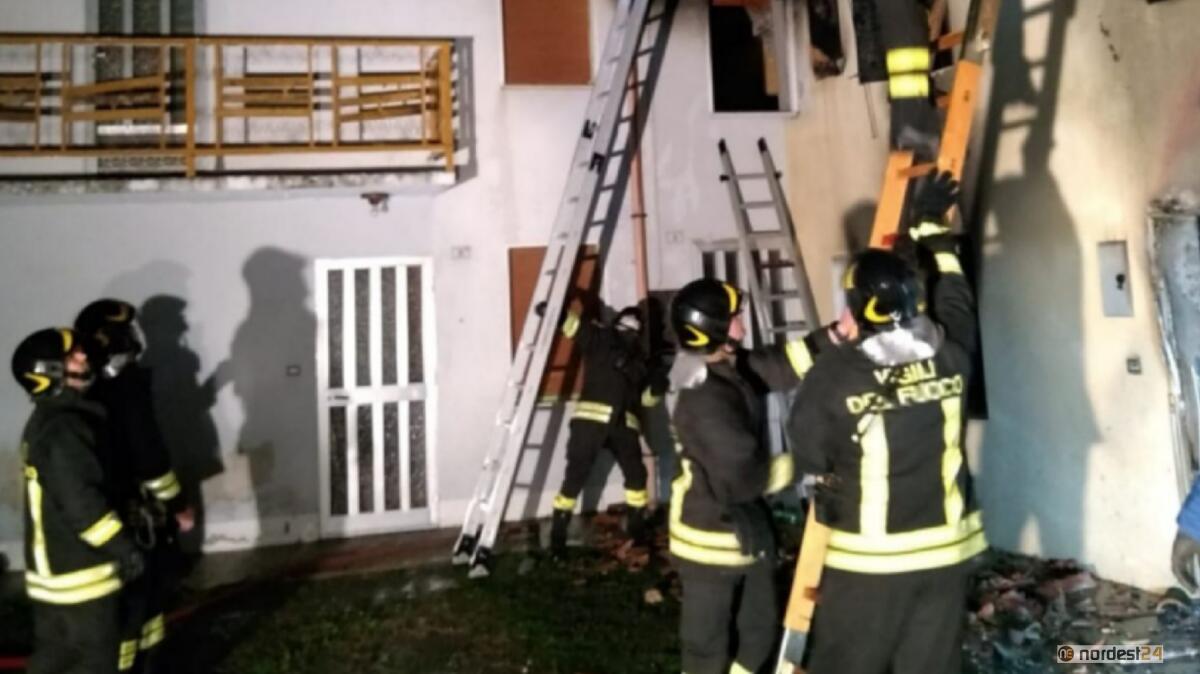 Incendio a San Vito al Tagliamento: in salvo un 53enne e i due cani - 