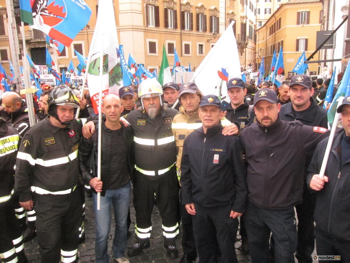 Vigili del fuoco: in tremila in piazza Montecitorio dal Friuli e Slovenia - 