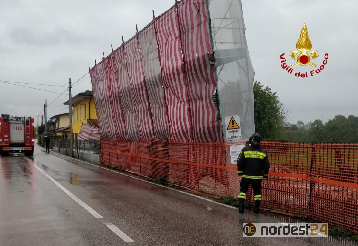 Raffiche di vento e l'impalcatura si appoggia ai fili della tensione - 