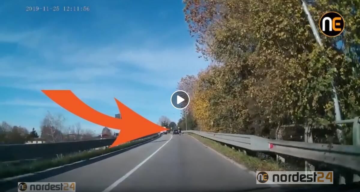 Portogruaro.  Impenna con il motorino e percorre l'intero cavalcavia su una ruota - 