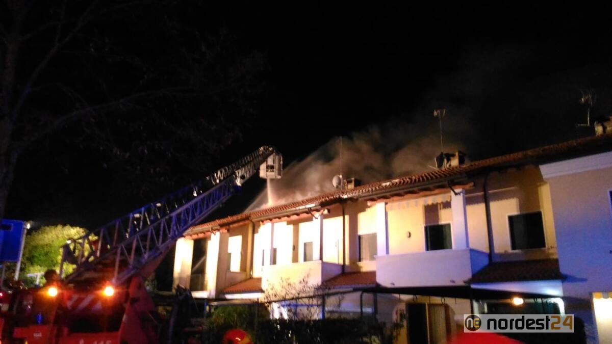 Incendio a Moniego di Noale: a fuoco il tetto delle case a schiera - 