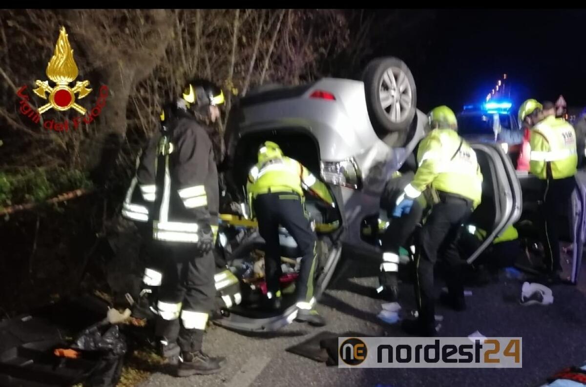 Trieste, perde il controllo del mezzo e si cappotta - 