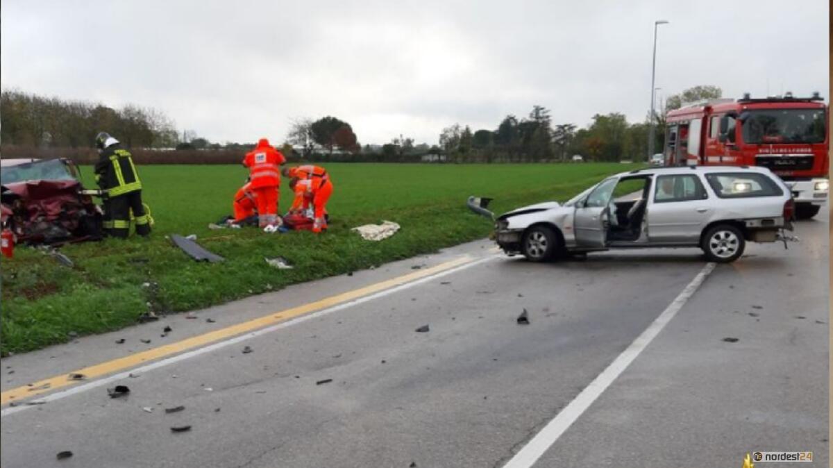 Incidente a Cordenons, incastrata nello scontro frontale: è grave - 