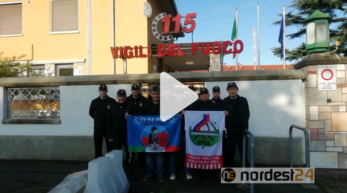 Italia - Slovenia.   Vigili del fuoco uniti in piazza Montecitorio il 19 novembre - 