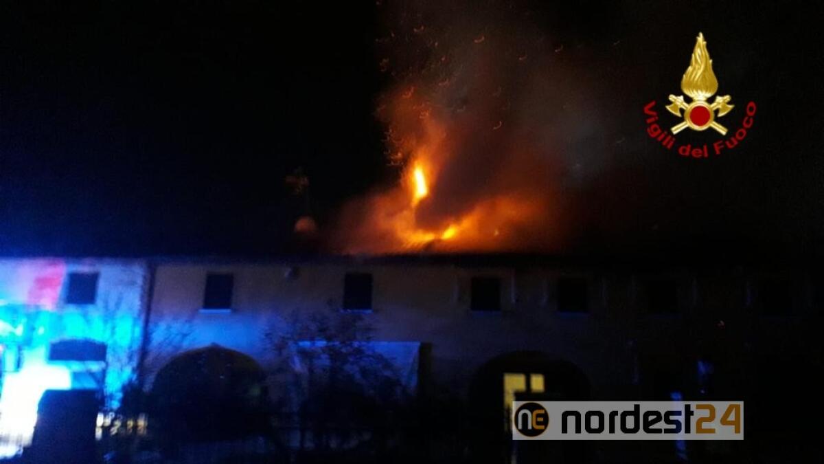 Incendio nella notte a Trebaseleghe: maxi lavoro per i pompieri - 
