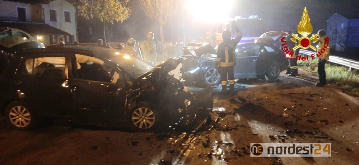 Incidente tra 2 auto a Torre di Mosto: due feriti incastrati alla guida - 