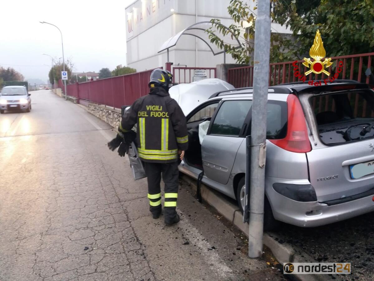 Perde il controllo dell'auto e finisce contro un cancello: ferita una donna - 