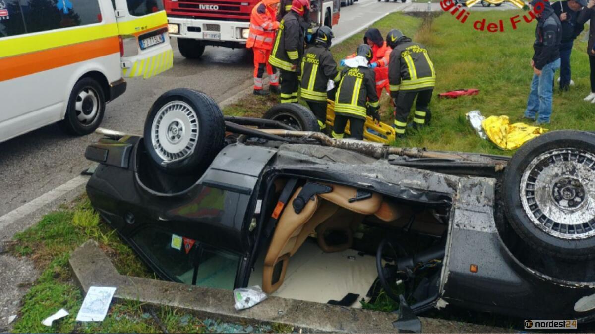 Si cappotta con la BMW e viene sbalzato fuori dall'auto: un ferito - 