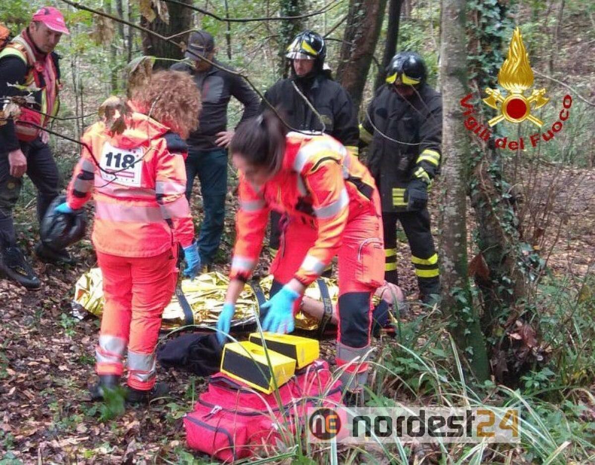 Fanna. Scivola lungo il pendio e passa notte all'addiaccio - 
