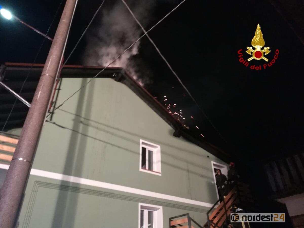 Tetto e mansarda a fuoco nella notte: nessun ferito - 