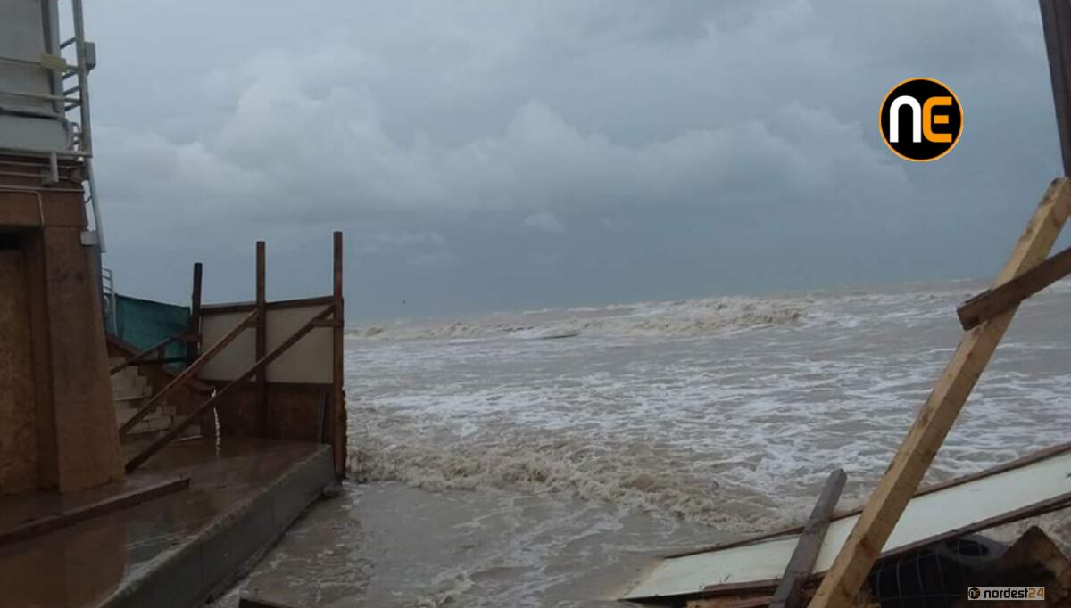 Lignano, la spiaggia del Kursaal sparisce, inghiottita dal mare - 