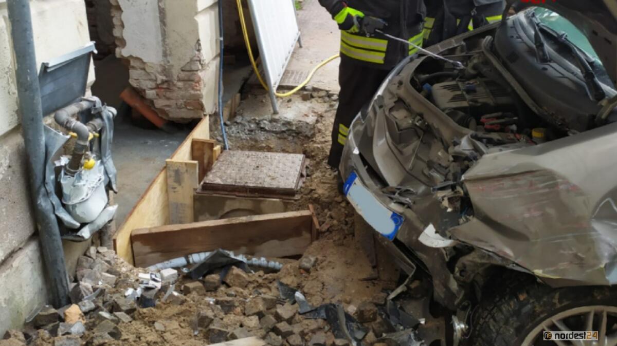 Tampona un'auto, sfonda il cantiere e  abbatte il contatore del gas: donna ferita - 