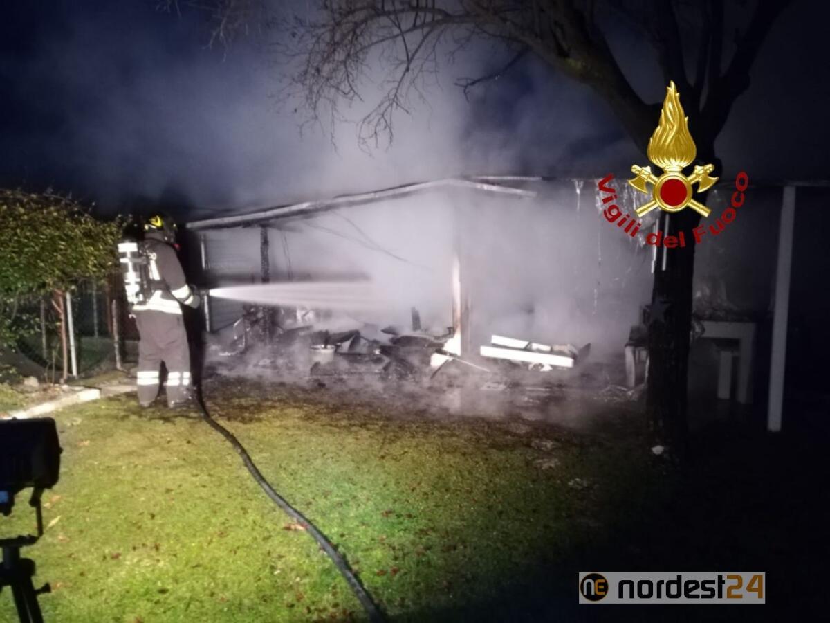 Incendio a Brugnera: distrutto dal fuoco un deposito di attrezzi - 