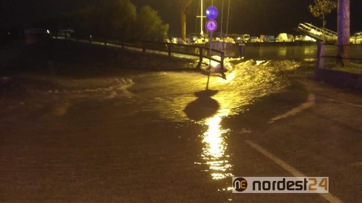 A Lignano tracimano le acque e invadono le strade: "restate in casa" - 