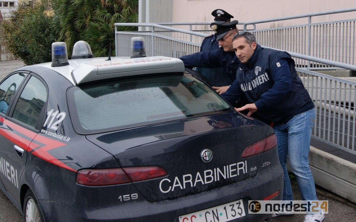 Gli sottrae il bancomat e ruba €8000 all'anziano che lo ospita in casa - 