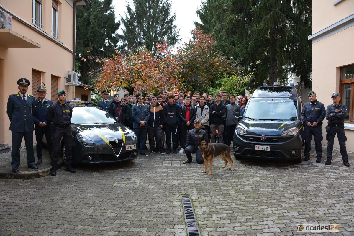 Gorizia. "Caserme aperte", studenti in visita alla Guardia di Finanza - 