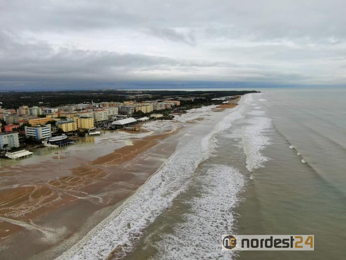 Mareggiata a Bibione: spiaggia erosa, danni ingenti - 