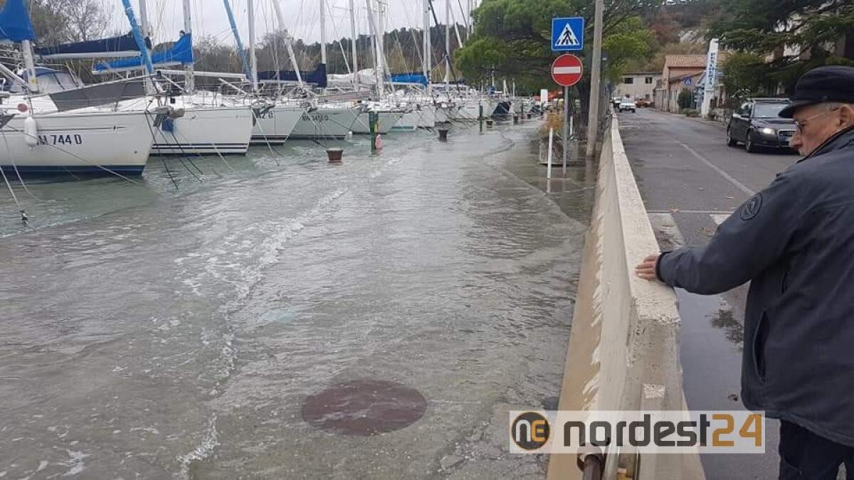 Duino, Villaggio al Pescatore. Paratie e sacchi di sabbia per difendere l'abitato - 