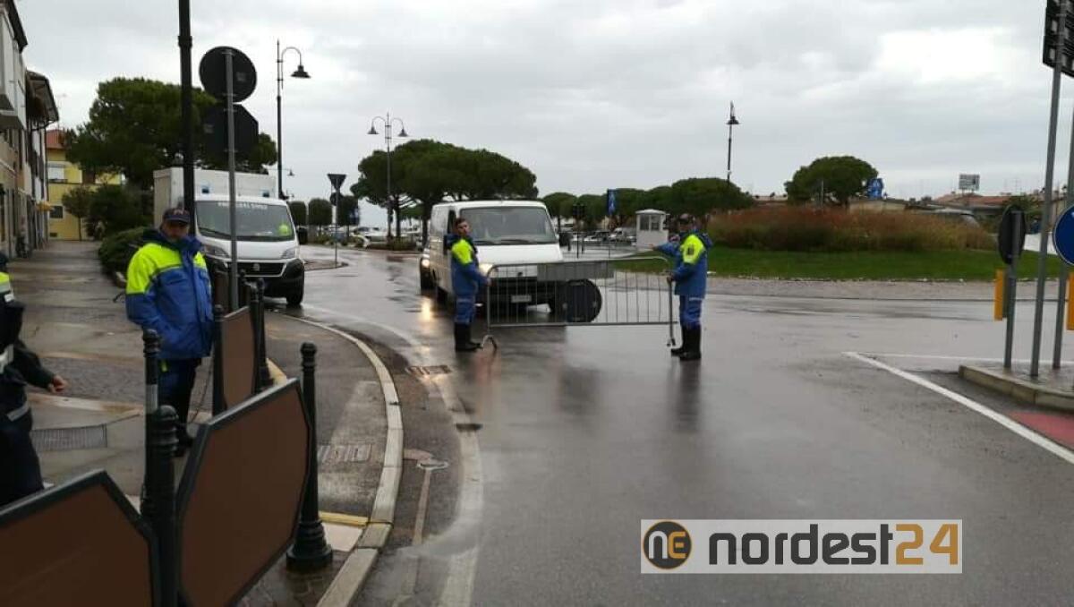 Allerta meteo a Grado, acque del mare di nuovo in strada - 
