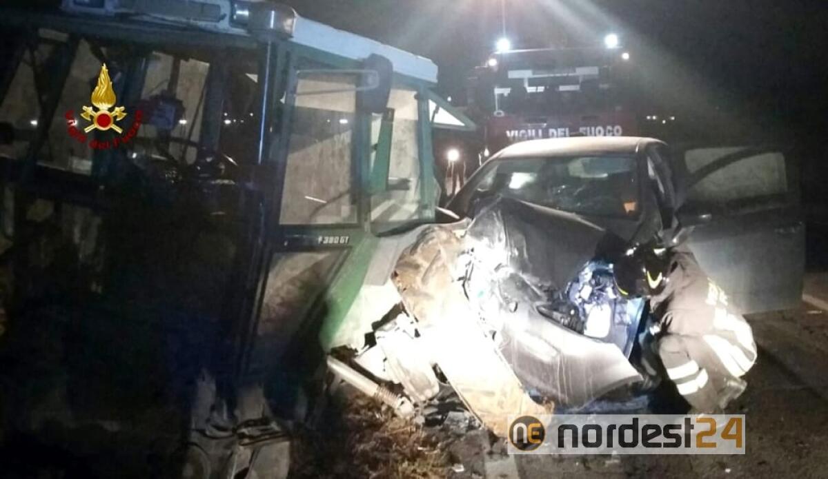 Incidente a Pinzano al Tagliamento: frontale tra auto e trattore - 