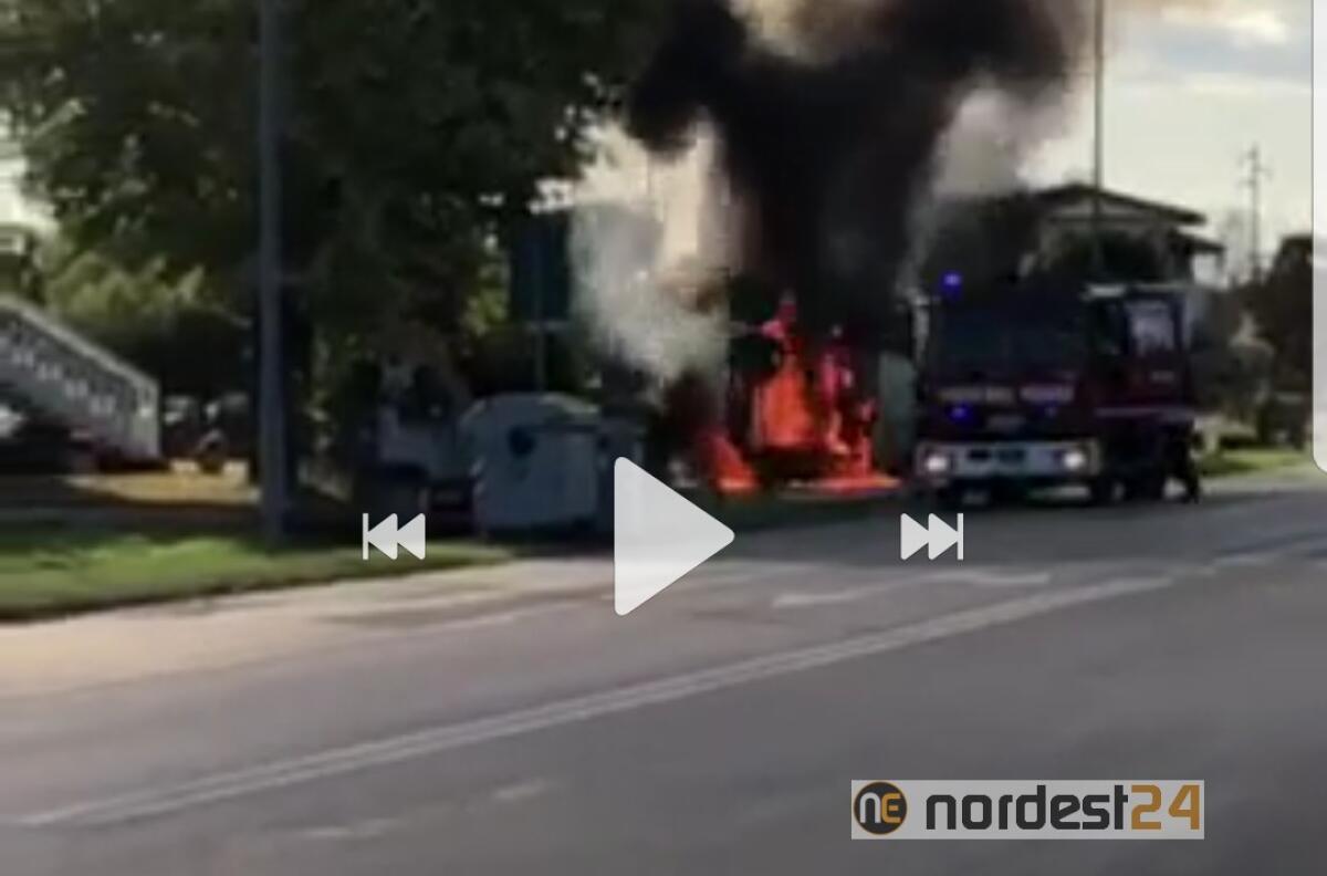 Incendio a Latisana: furgone distrutto dalle fiamme - 